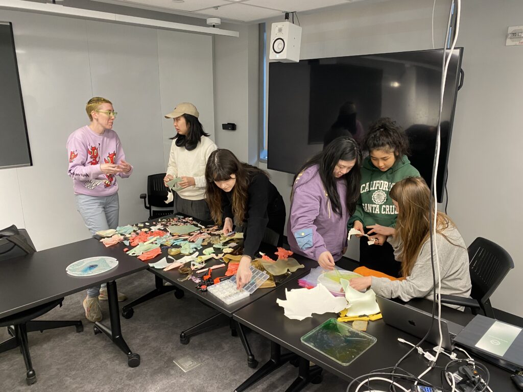 Students participating in biomaterial jewelry making workshop hosted by Genspace.