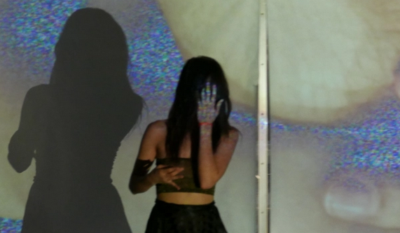 Superfície is a live performance that discusses identity and memory through the materiality of a simultaneously physical and digital living human body.