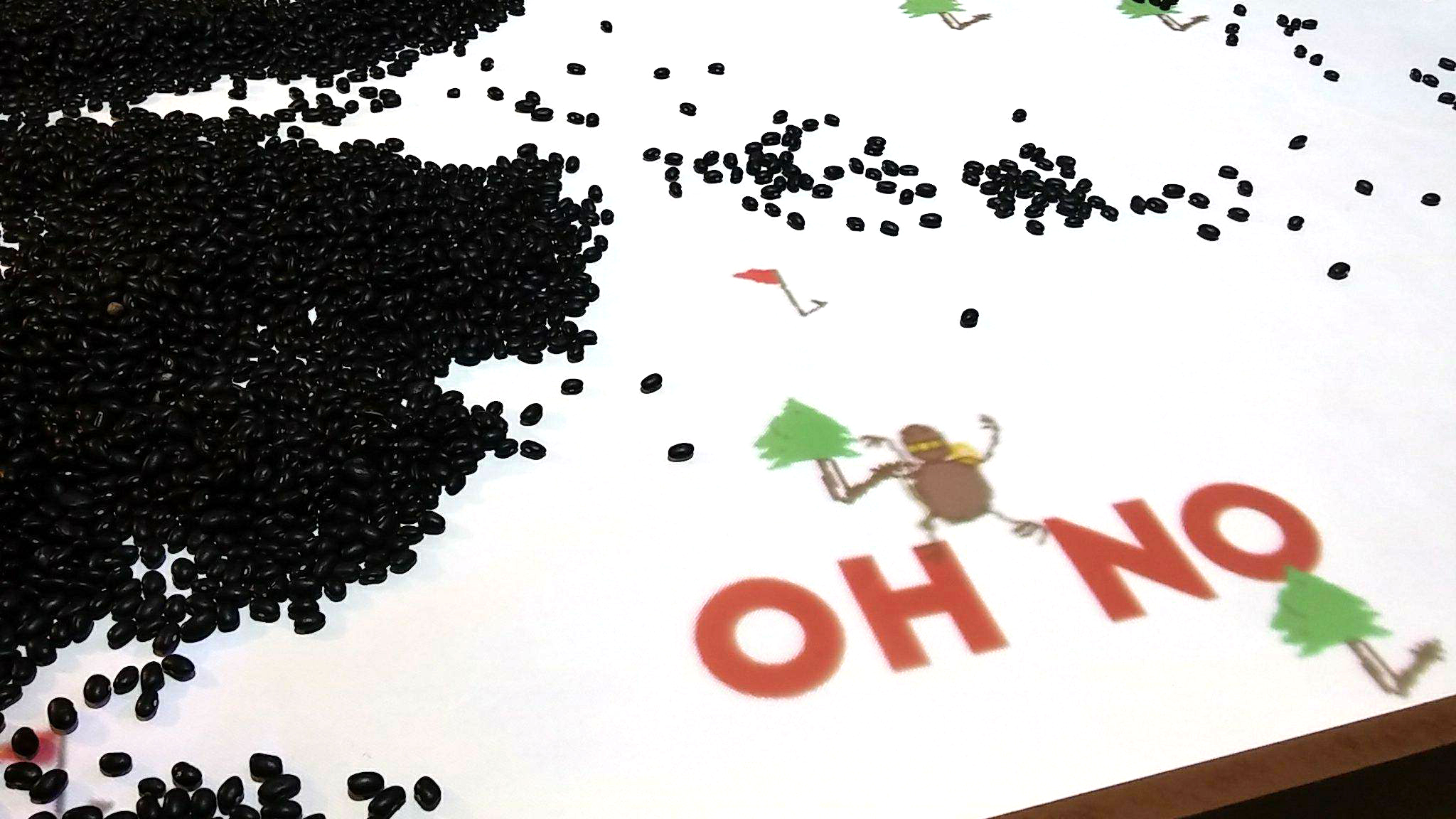 A game controlled by scattered black beans.