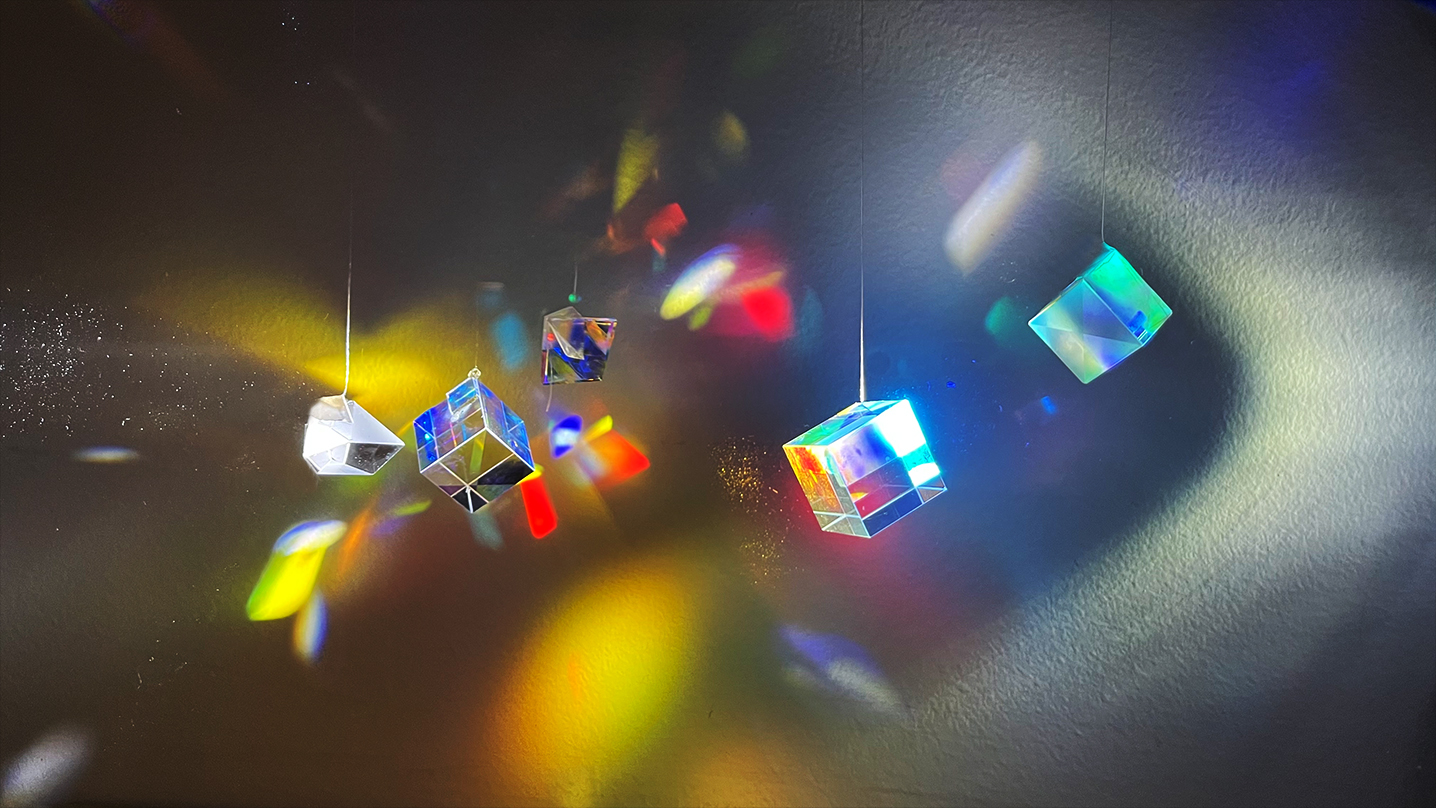 image of the installation the cube reflect light and create colors