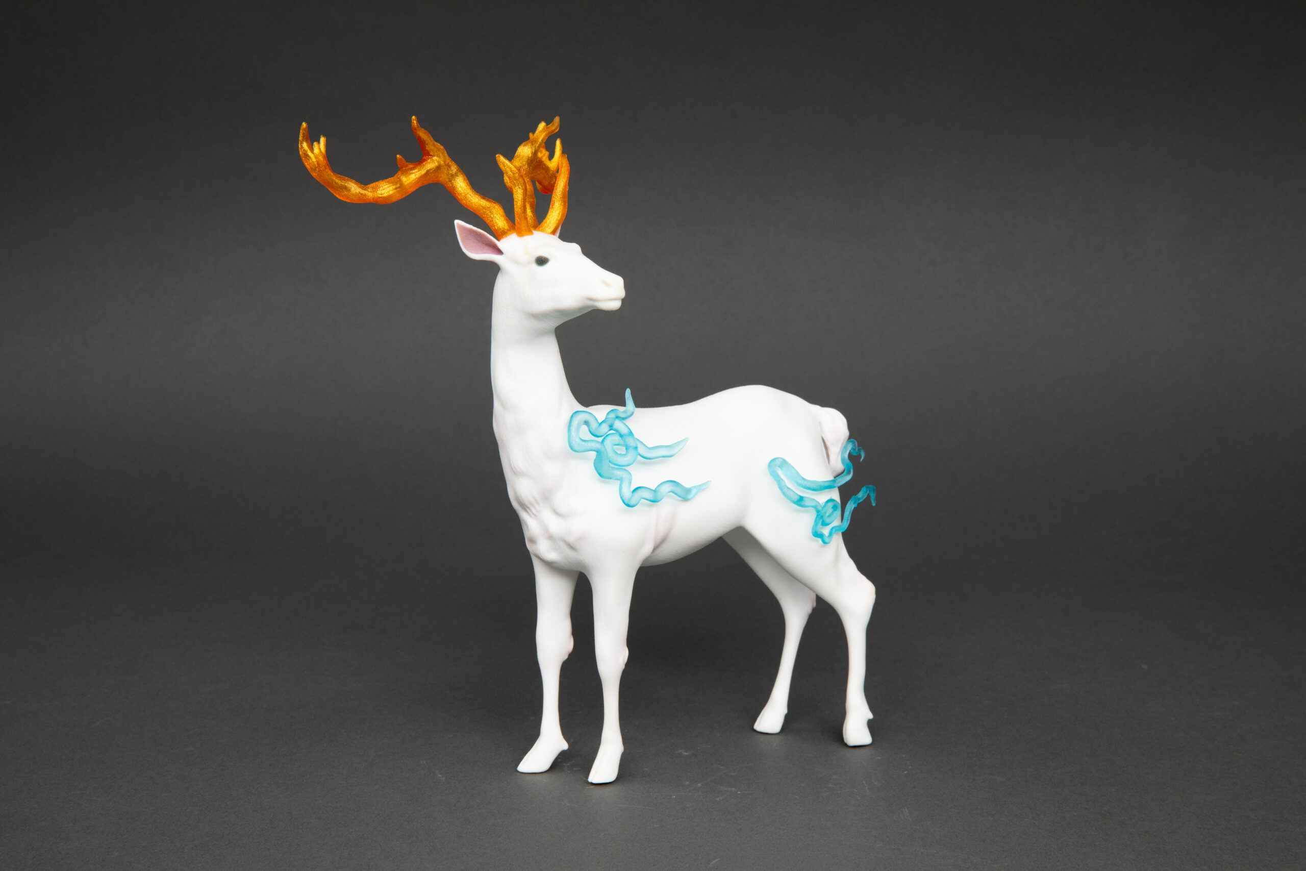 Fuzhu is one of the mythical creatures in ancient Chinese legends. It is described as a deer with four antlers, and its appearance is gentle and pure. Fuzhu likes to frolic around, and according to legend, its appearance is often associated with floods.